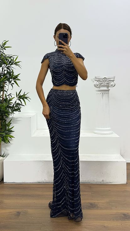 Completo gonna blu navy personalizzato con ricami a mano