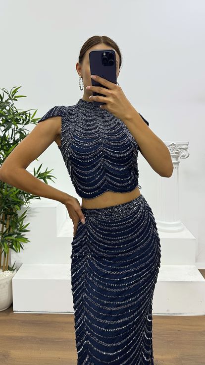 Completo gonna blu navy personalizzato con ricami a mano