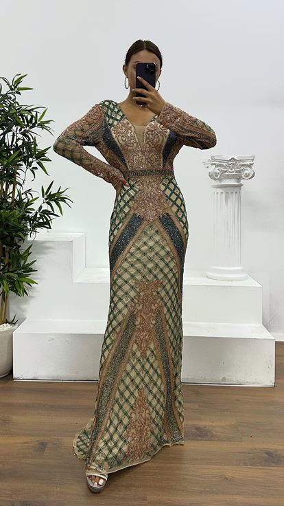 فستان سهرة كريمي اللون بياقة على شكل حرف V وتفاصيل خلفية مطرزة يدوياً