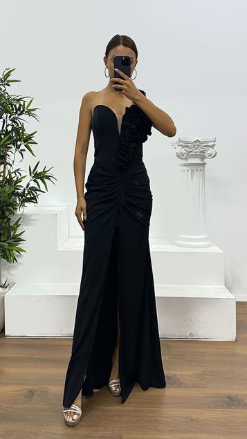 Schwarzes trägerloses Abendkleid mit Blumendetail