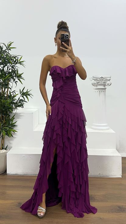 Vestido de noche color ciruela sin tirantes con volantes