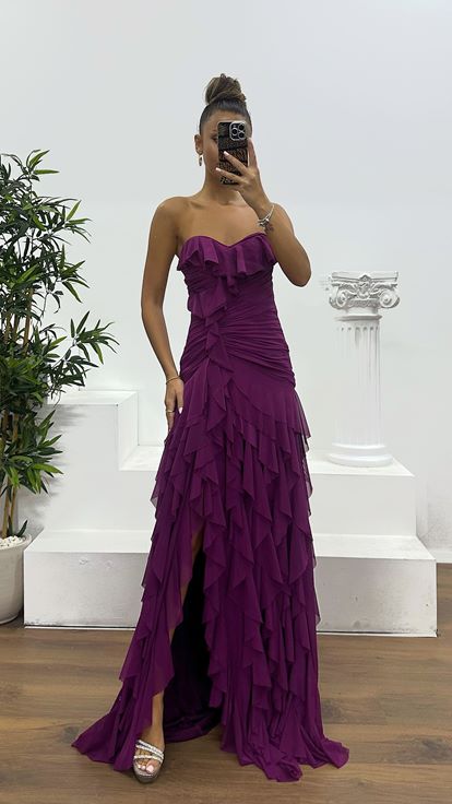 Vestido de noche color ciruela sin tirantes con volantes