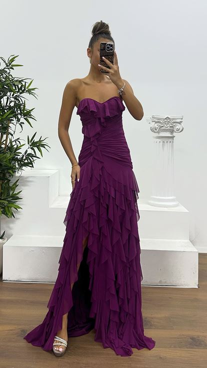 Vestido de noche color ciruela sin tirantes con volantes