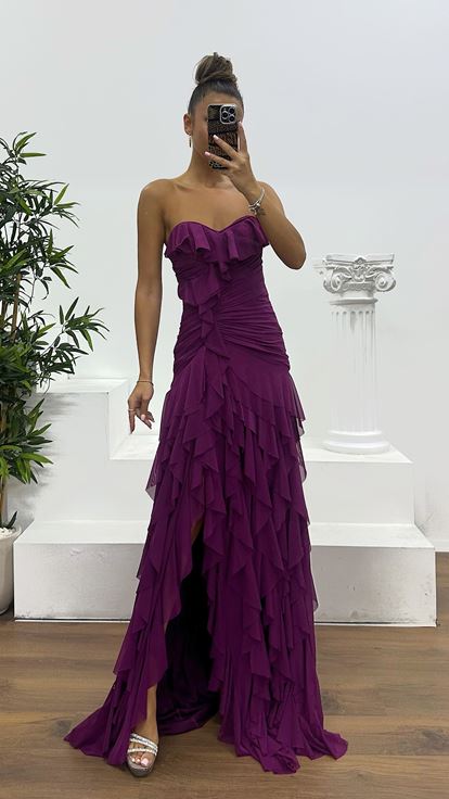 Vestido de noche color ciruela sin tirantes con volantes