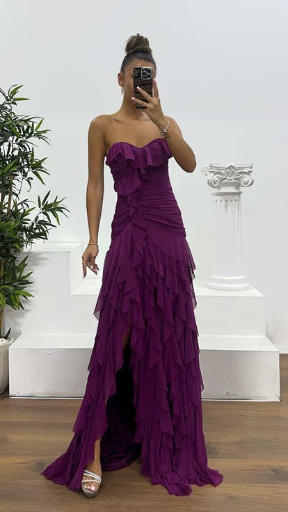 Vestido de noche color ciruela sin tirantes con volantes