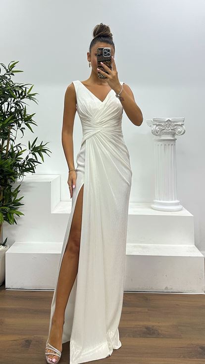 Abito da sera drappeggiato con spalline dorate