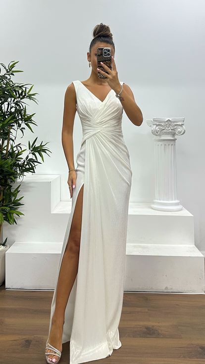 Abito da sera drappeggiato con spalline dorate