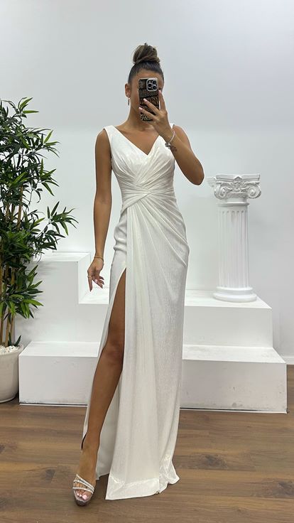 Abito da sera drappeggiato con spalline dorate