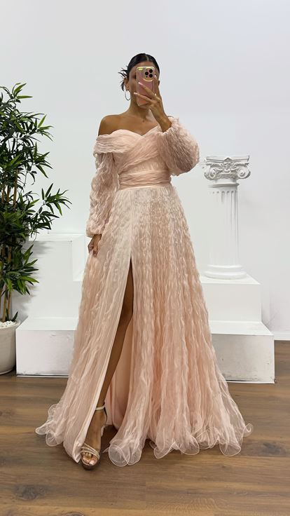 Lachsfarbenes Abendkleid aus Crêpe mit U-Boot-Ausschnitt