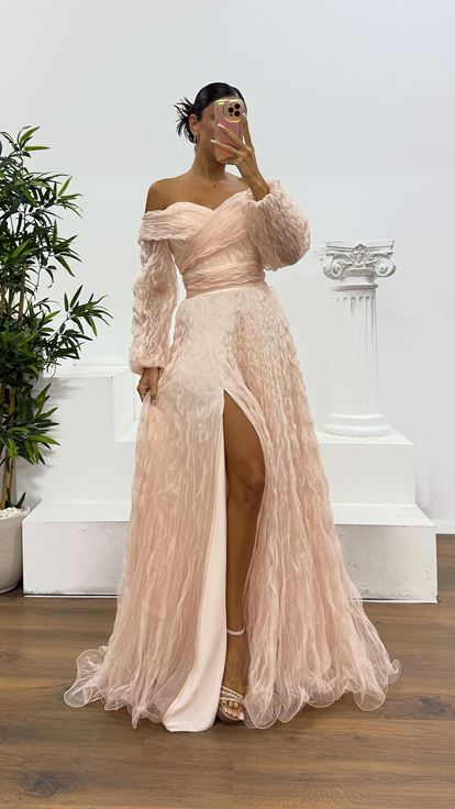 Lachsfarbenes Abendkleid aus Crêpe mit U-Boot-Ausschnitt