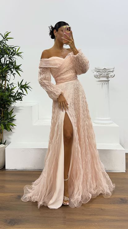 Lachsfarbenes Abendkleid aus Crêpe mit U-Boot-Ausschnitt