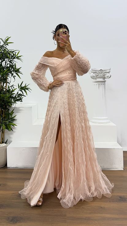 Lachsfarbenes Abendkleid aus Crêpe mit U-Boot-Ausschnitt