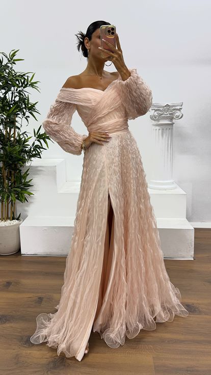 Lachsfarbenes Abendkleid aus Crêpe mit U-Boot-Ausschnitt