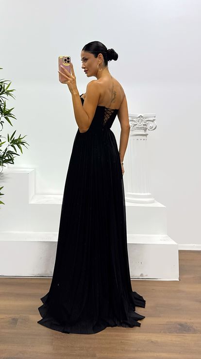 Abito da sera nero senza spalline