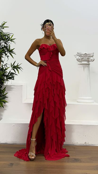 Vestido de noche rojo sin tirantes y con volantes