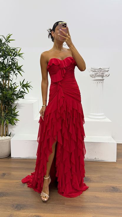Vestido de noche rojo sin tirantes y con volantes