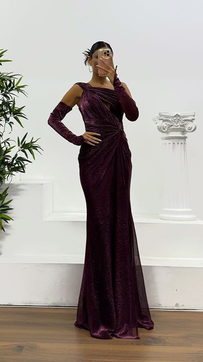 فستان سهرة لامع بلون البرقوق بكتف واحد