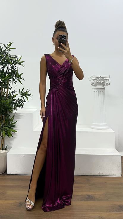 Abito da sera drappeggiato con spalline fucsia