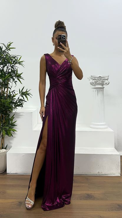 Abito da sera drappeggiato con spalline fucsia