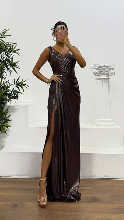 Abito da sera drappeggiato con spalline color rame