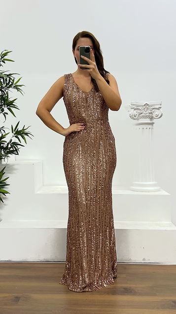 Abendkleid in Übergröße mit Pailletten und kupfernen Trägern