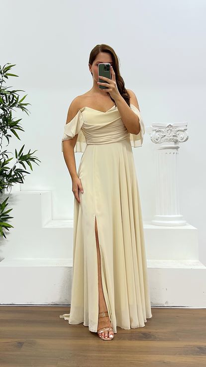 Robe de soirée grande taille en mousseline drapée avec poitrine en vison