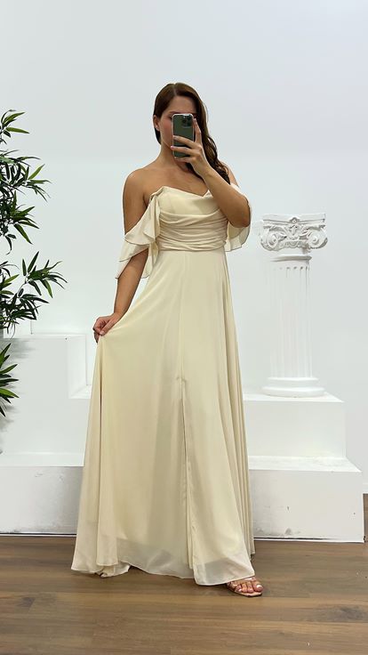 Robe de soirée grande taille en mousseline drapée avec poitrine en vison