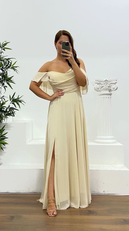 Robe de soirée grande taille en mousseline drapée avec poitrine en vison