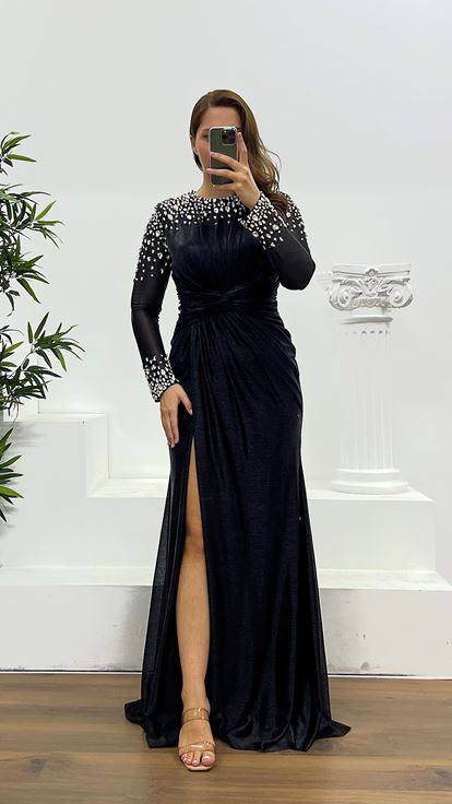 فستان سهرة بمقاسات كبيرة مزين بحجر أسود