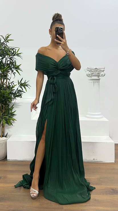 Zümrüt Kayık Yaka Piliseli Abiye Elbise