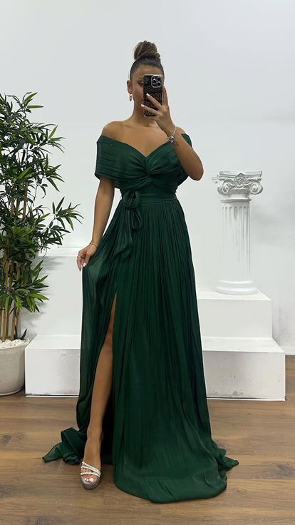 Zümrüt Kayık Yaka Piliseli Abiye Elbise