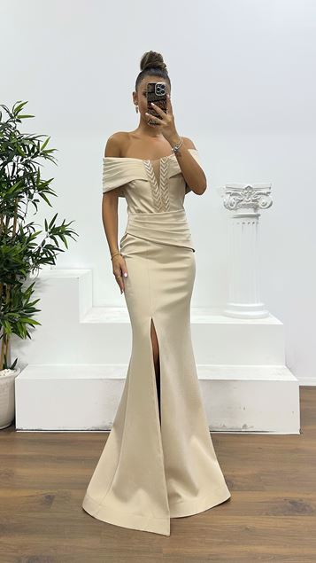 Vestido de noche drapeado con cintura y cuello con borlas
