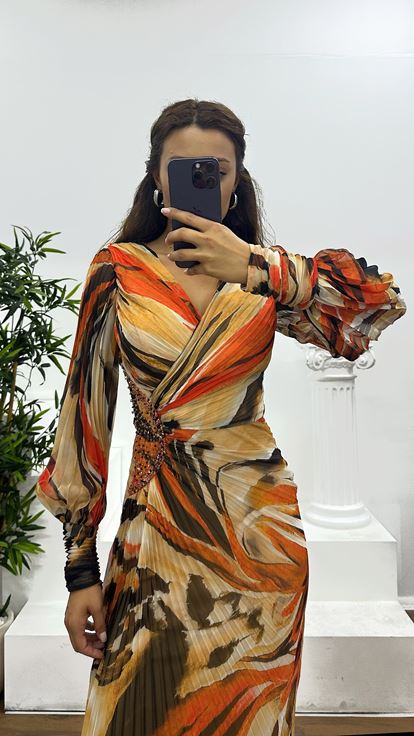 Oranges gemustertes Abendkleid mit V-Ausschnitt