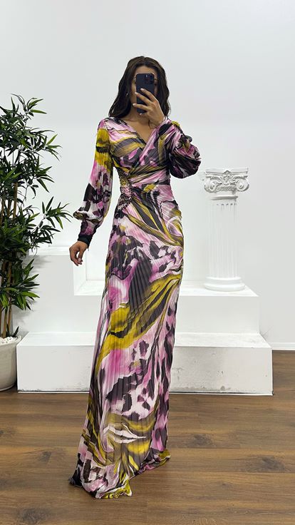 Rosa gemustertes Abendkleid mit V-Ausschnitt