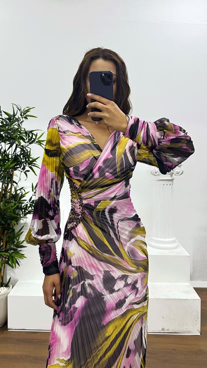 Rosa gemustertes Abendkleid mit V-Ausschnitt