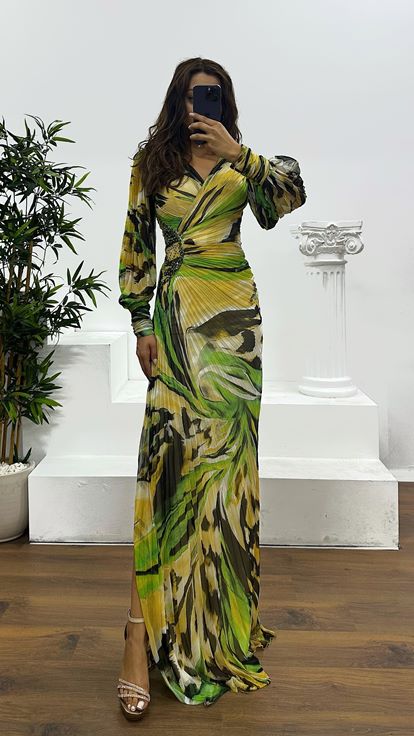 Grünes gemustertes Abendkleid mit V-Ausschnitt