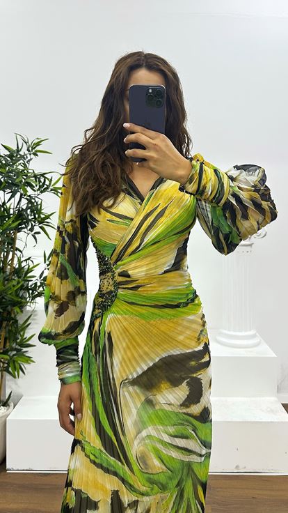 Grünes gemustertes Abendkleid mit V-Ausschnitt