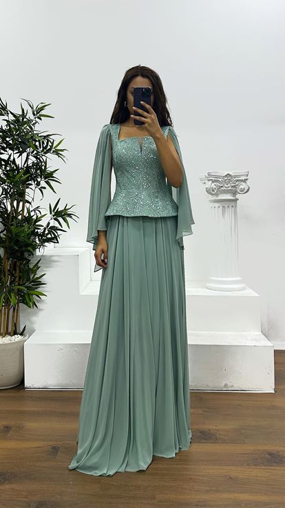 Mintgrünes Abendkleid mit eckigem Ausschnitt