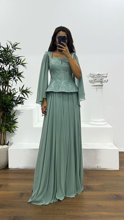 Mintgrünes Abendkleid mit eckigem Ausschnitt