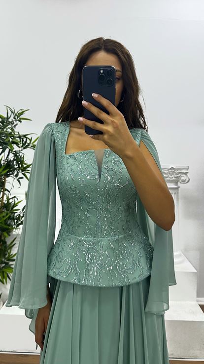 Mintgrünes Abendkleid mit eckigem Ausschnitt