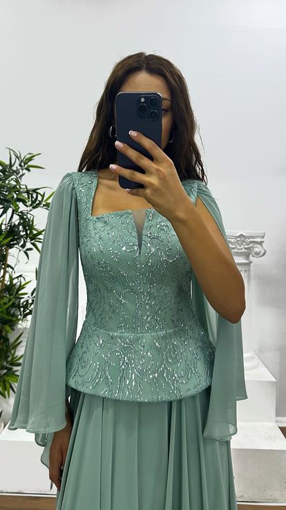 Mintgrünes Abendkleid mit eckigem Ausschnitt