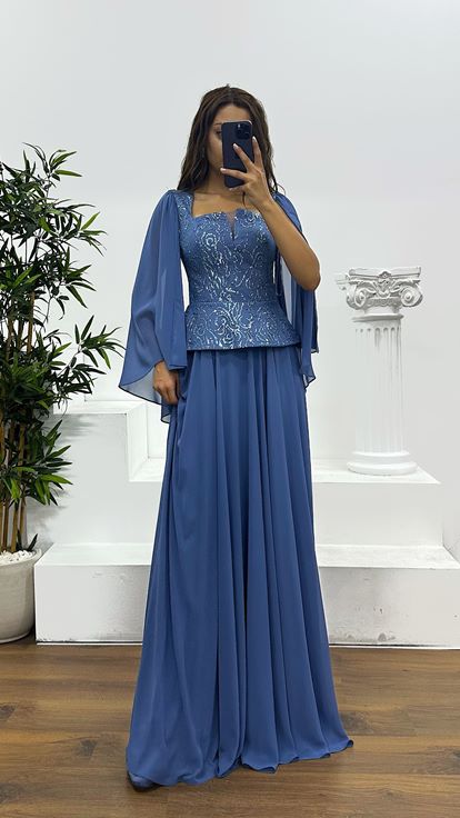 Indigoblaues Abendkleid mit eckigem Ausschnitt