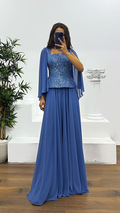 Indigoblaues Abendkleid mit eckigem Ausschnitt