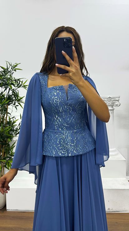 Indigoblaues Abendkleid mit eckigem Ausschnitt