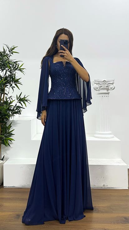 Marineblaues Abendkleid mit quadratischem Ausschnitt