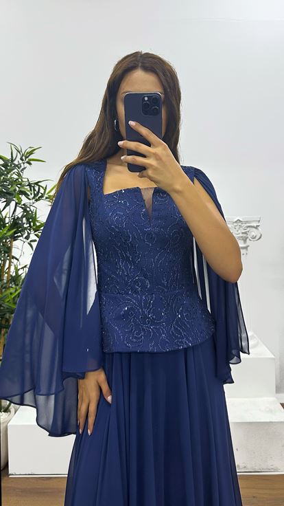 Marineblaues Abendkleid mit quadratischem Ausschnitt