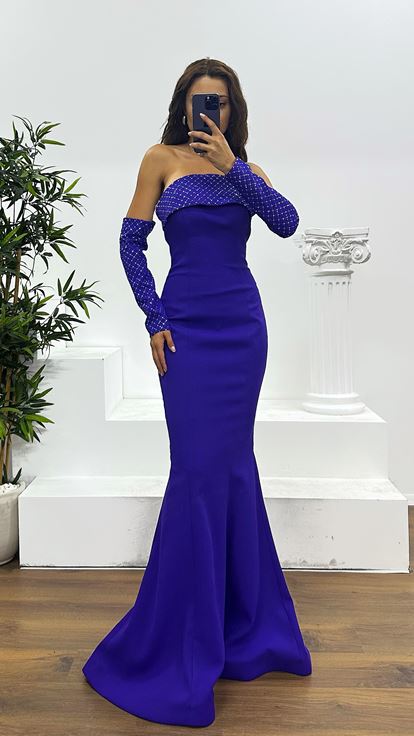 Lila trägerloses Abendkleid mit Handschuhen