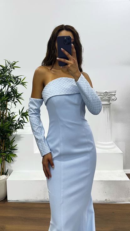Blaues trägerloses Abendkleid mit Handschuhen
