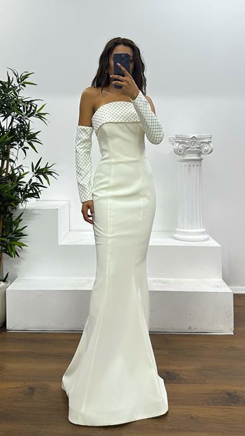 Weißes trägerloses Abendkleid mit Handschuhen