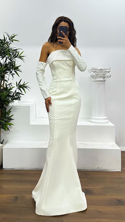 Weißes trägerloses Abendkleid mit Handschuhen